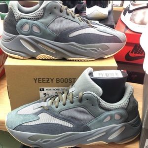 Yeezy boost 700